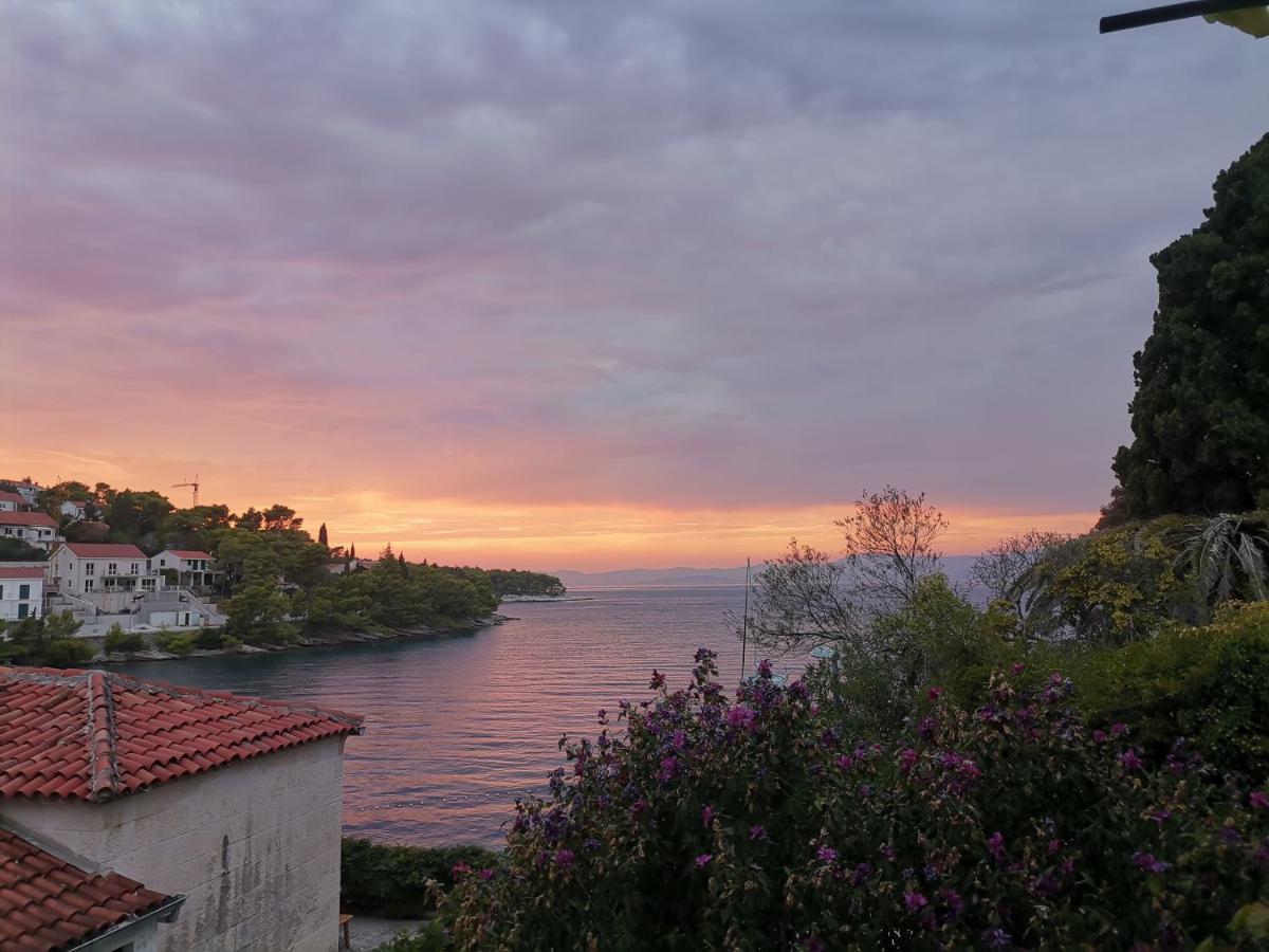 Sunset By The Sea Apartment Splitska Bagian luar foto